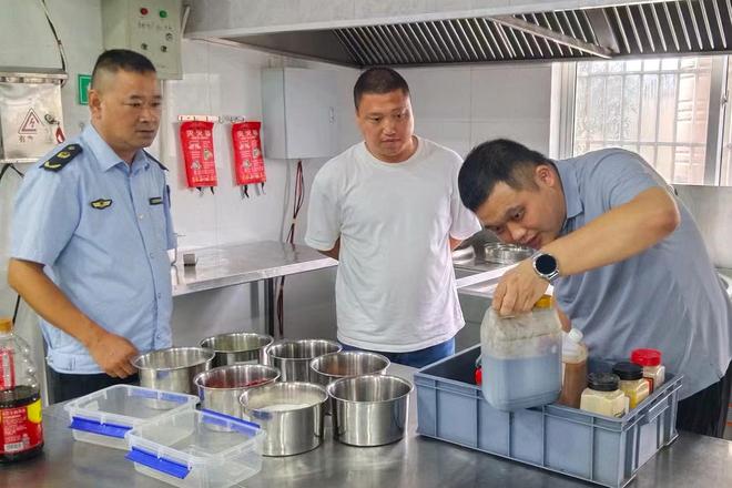 阜阳颍上鲁口镇：筑牢食品安全网护航秋季开学季(图1)