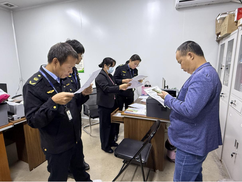 平乐四部门“凌晨突击”守护学生餐盘安全(图1)